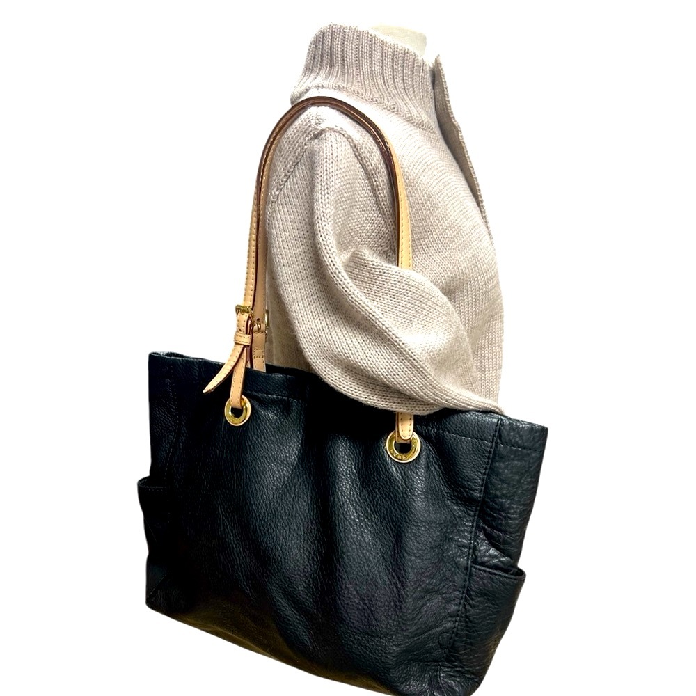 Michael Kors black pebble leather tote in excellent conditions newer condition